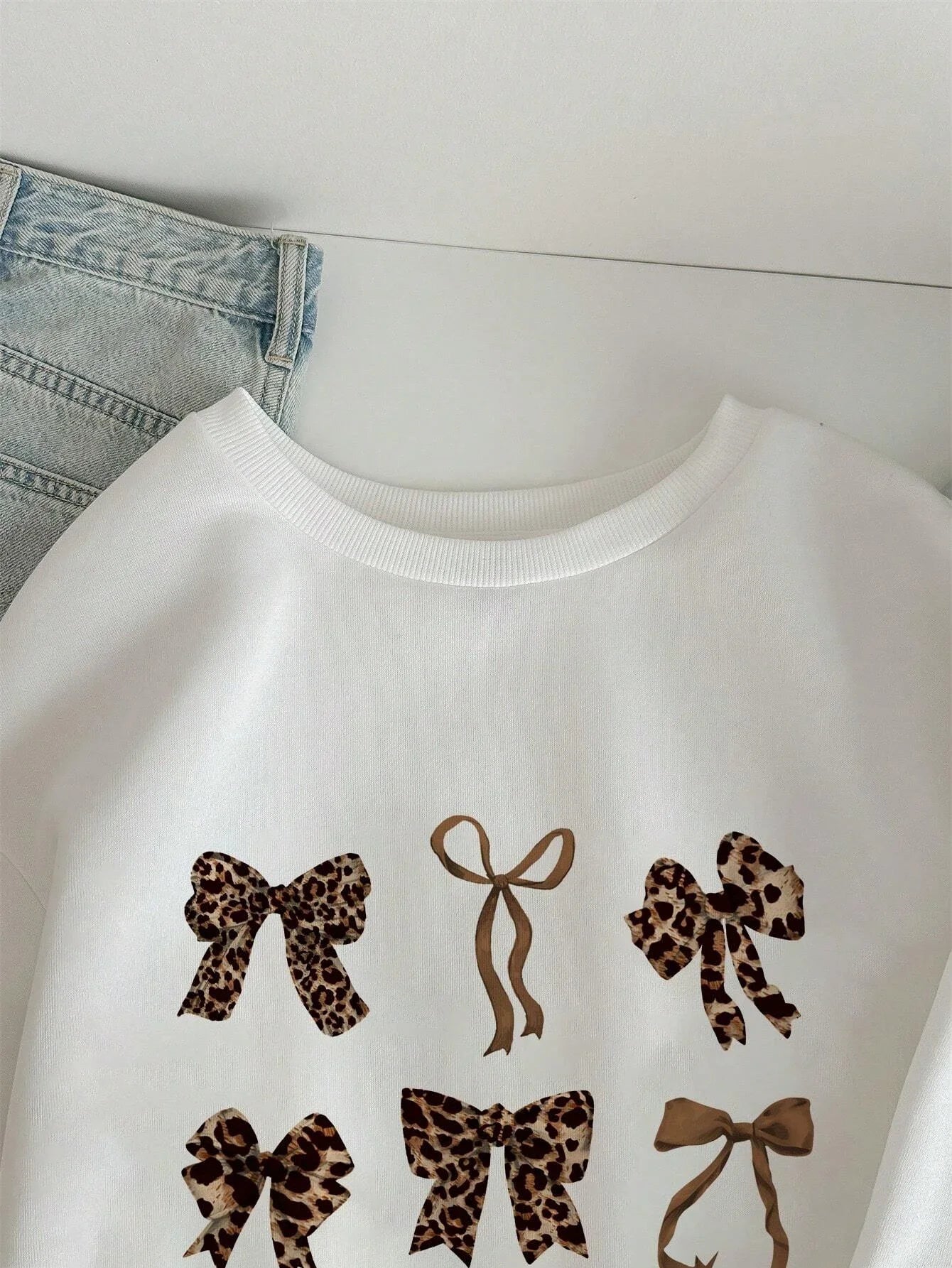 Retro Leopard Print Hoodie – Women’s Oversized Fleece Pullover with Bow Graphic | Casual Streetwear & Hip-Hop Style